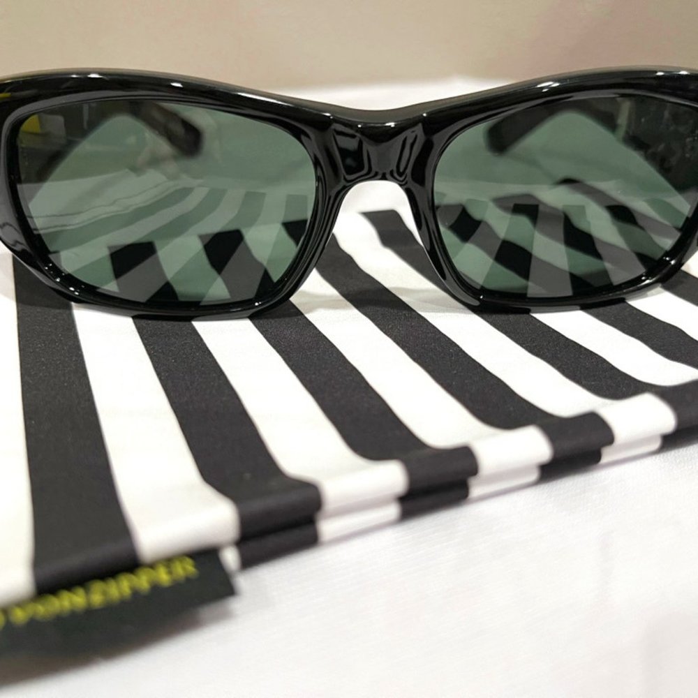 VonZipper Juvie sunglasses (black frame/gray lenses)